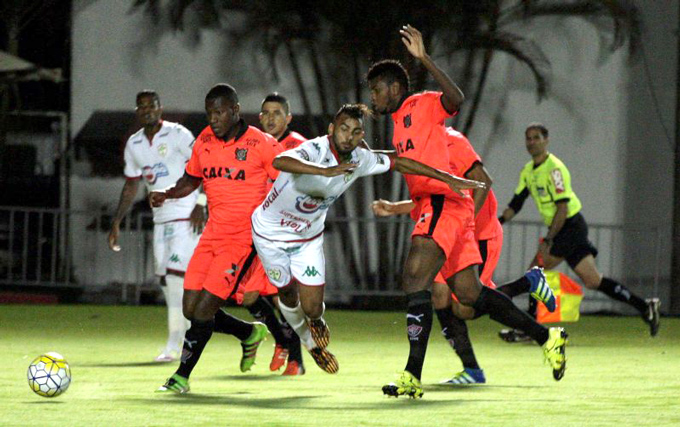 Vitória leva susto, mas vence a Portuguesa no Barradão