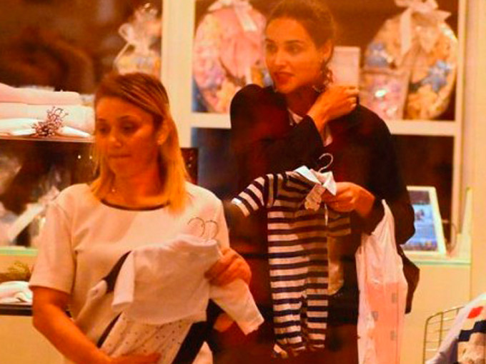 Recém-casada; Débora compra roupinhas de bebê