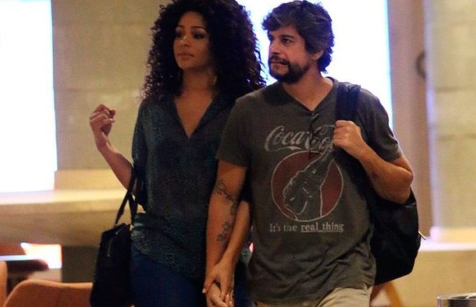 Juliana Alves é clicada com novo namorado