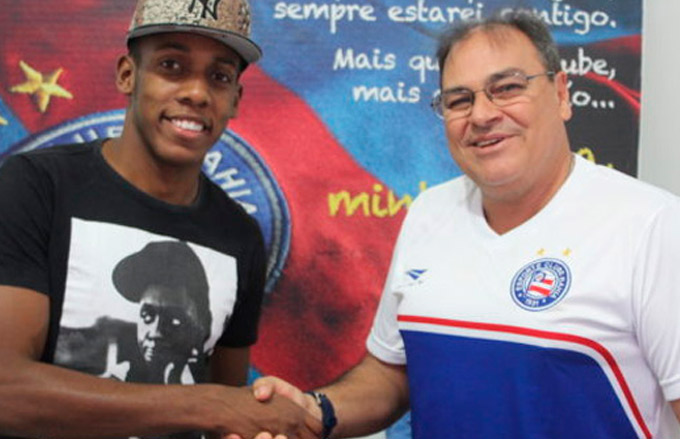 Bahia confirma renovação com Moisés até o fim do ano