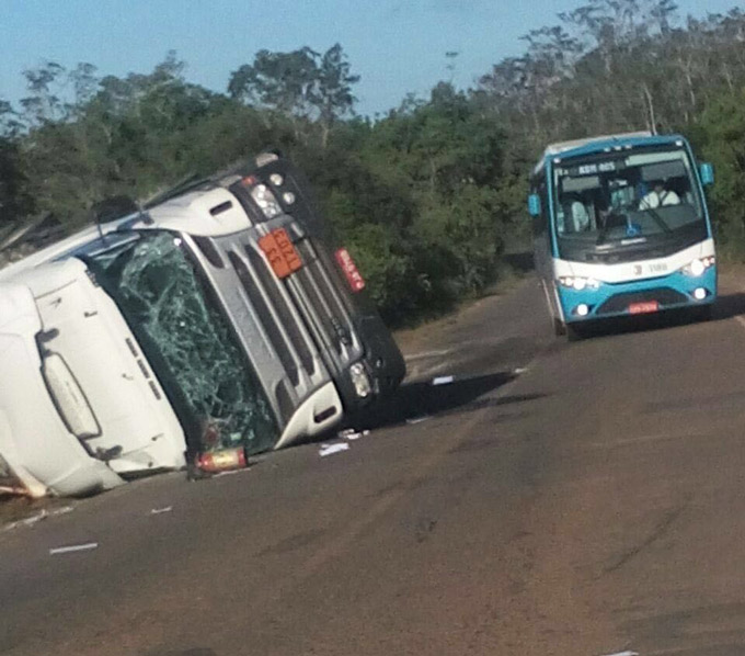 Caminhão que transportava combustível tomba na Cetrel