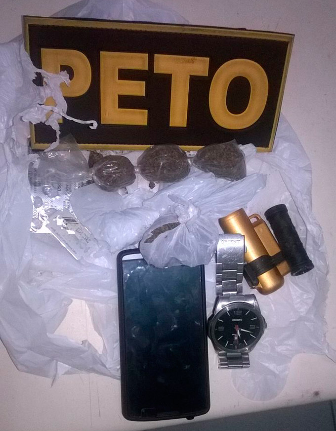 Homem com mandado de prisão em aberto é preso com drogas 