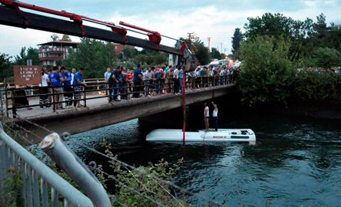 ônibus escolar cai em canal de irrigação e deixa 14 mortos