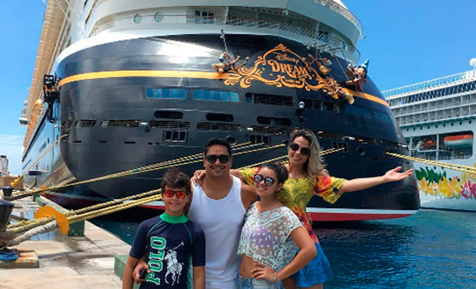 Carla Perez curte férias com os filhos na Disney