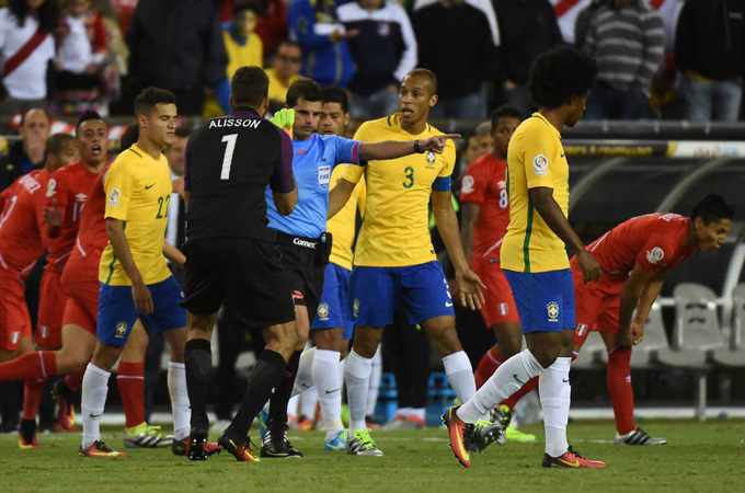 Brasil leva gol de mão, perde do Peru e deixa a Copa América