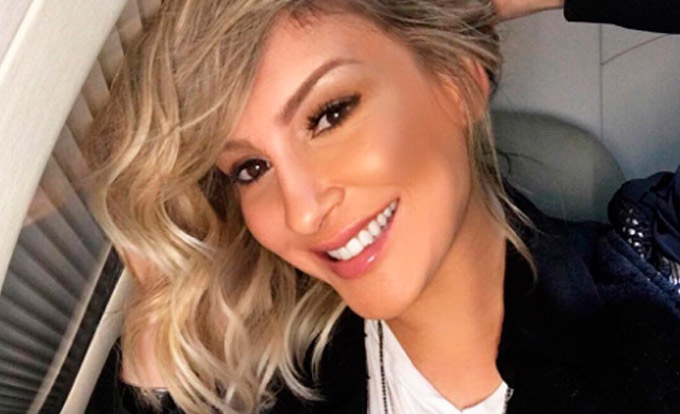 Claudia Leitte rebate internauta na web 