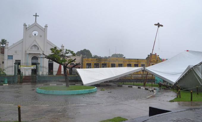 Chuva e vento forte derrubam toldos e poste em Praça 