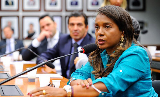 Tia Eron se isola em casa e não fala com deputados 