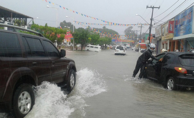 Chuva deixa Praça ACM e ruas do centro alagadas 