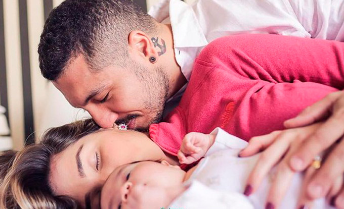 Ex-BBB Aline Gotschalg posta foto com o marido e o filho