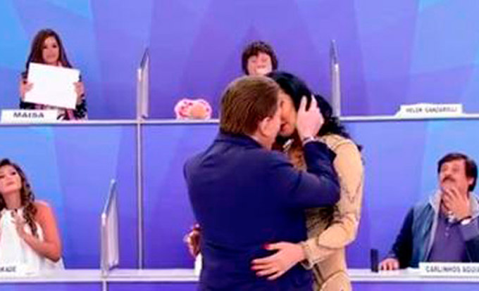 Silvio Santos finge beijar Helen e modelo se assusta