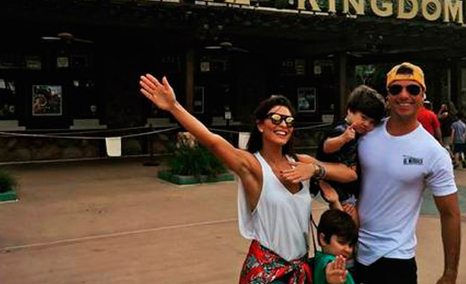 Juliana Paes curte férias com a família na Disney
