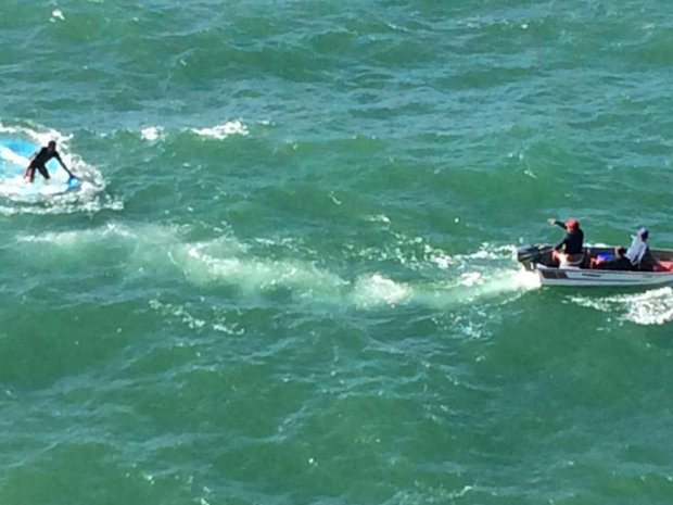 Dois pescadores são resgatados na praia de Jauá