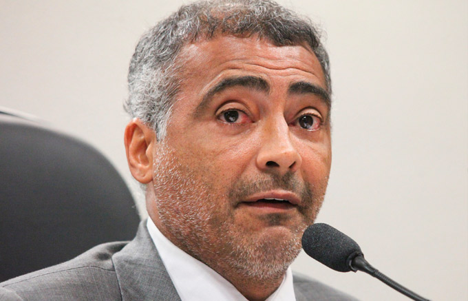 Deputada detona Romário: “Está fazendo o jogo mais podre da política”