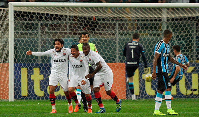 Vitória derrota o Grêmio em Porto Alegre 