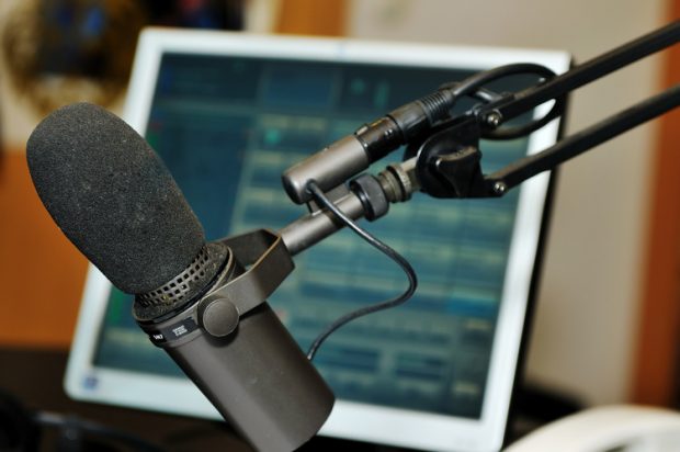 Pré-candidatos não poderão apresentar programas de rádio e TV 