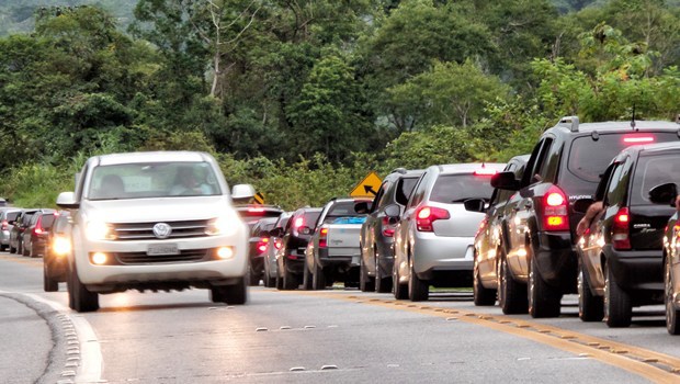 Farol baixo em rodovias é obrigatório a partir do dia 8 