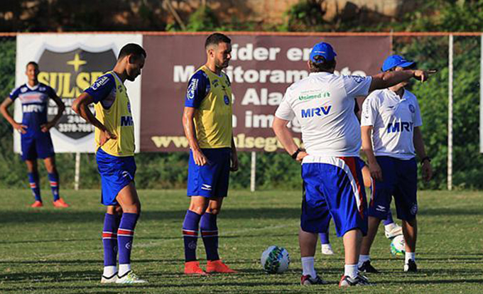 Guto Ferreira cobra foco na saída de bola em treino