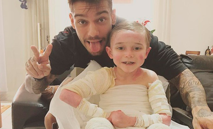 Lucas Luco visita paciente com doença rara e recebe elogios de fãs