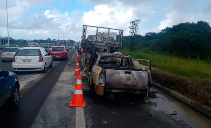 Homem morre carbonizado em acidente na BR-324