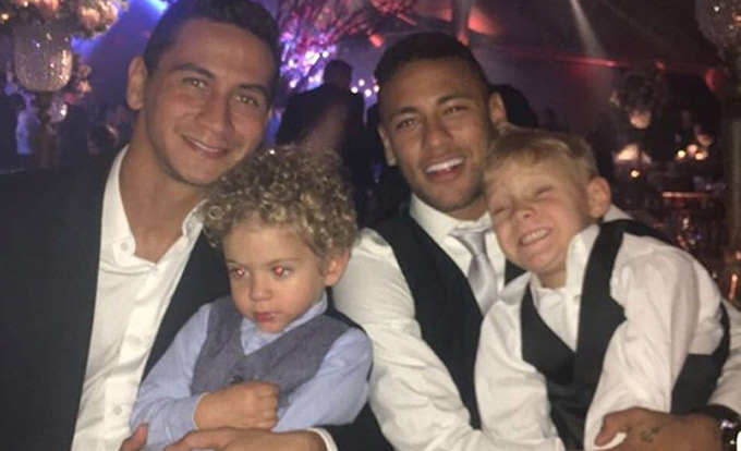 Ganso e Neymar posam com os filhos em casamento