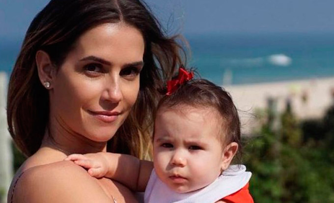 Deborah Secco e Maria Flor são clicadas por Hugo Moura 