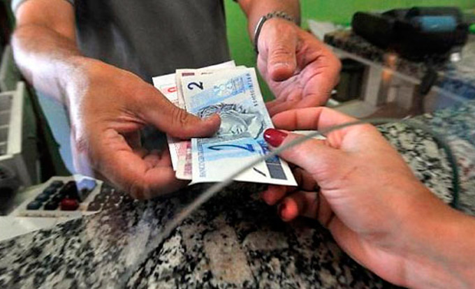 Brasileiros já pagaram este ano R$ 1 trilhão em impostos e taxas