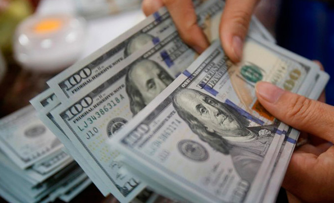Dólar sobe e volta a passar de R$ 3,30
