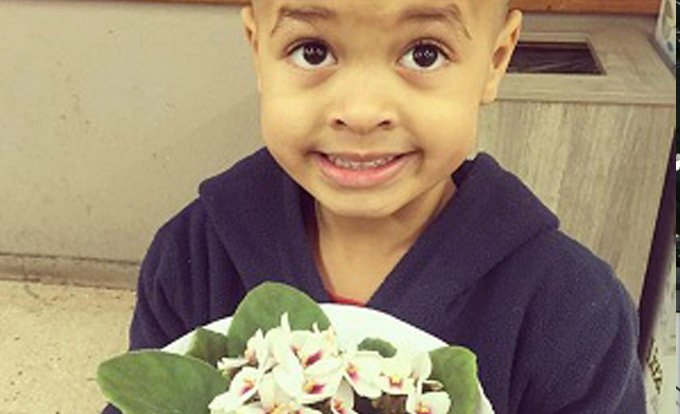 Após bater em colega, mãe faz menino pedir desculpa com flores