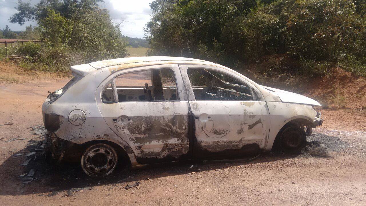 Veículo roubado é encontrado queimado 