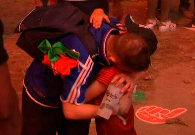 Menino português consola torcedor francês em prantos com abraço 