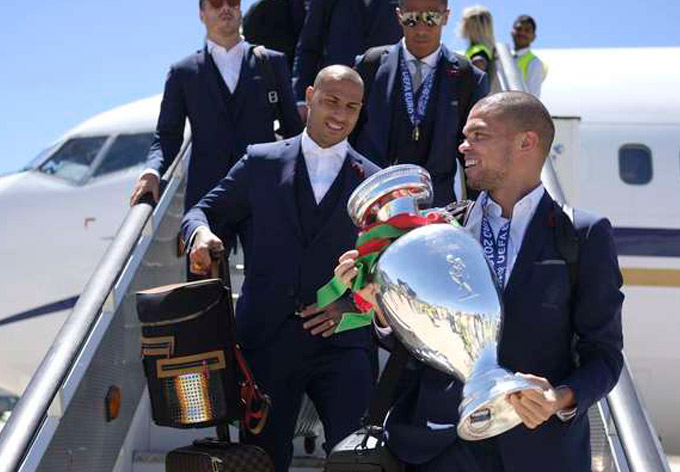 Seleção de Portugal chega a Lisboa e desfilará em carro aberto