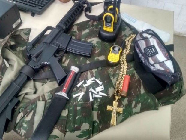 PM apreende cocaína, fuzil falso e rádios transmissores