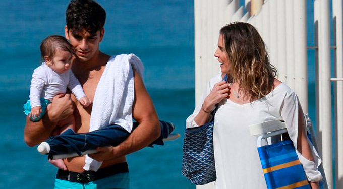 Deborah e Hugo curtem praia com Maria Flor; veja fotos