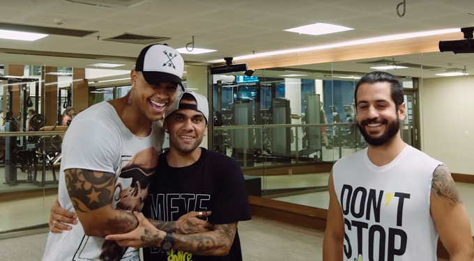 Daniel Alves cai na dança com grupo FitDance; veja vídeo