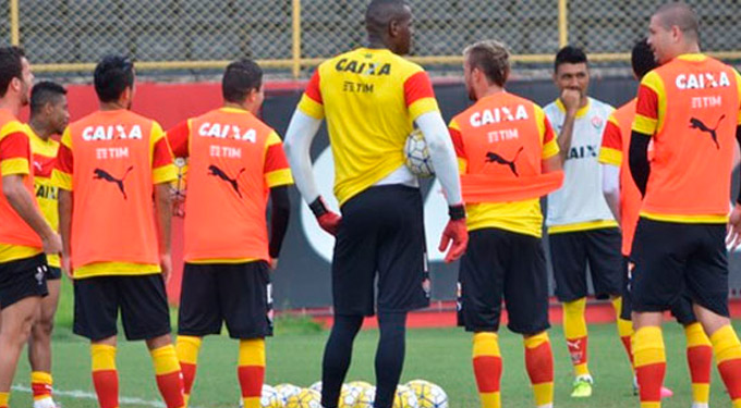 Jogador do Vitória volta a sentir contusão e deixa treino 