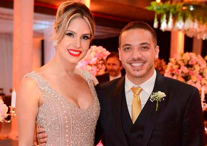 Fãs organizam protesto na porta do casamento de Safadão