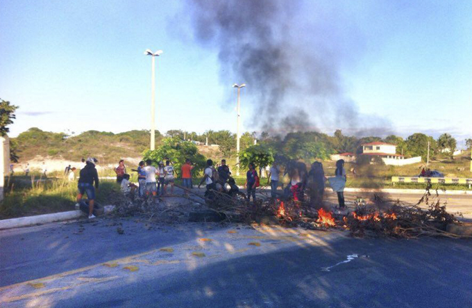 Estudantes da rede estadual interditam via em protesto contra falta de servidores