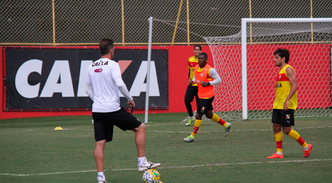 Volante Amaral começa no banco contra o Atlético-PR