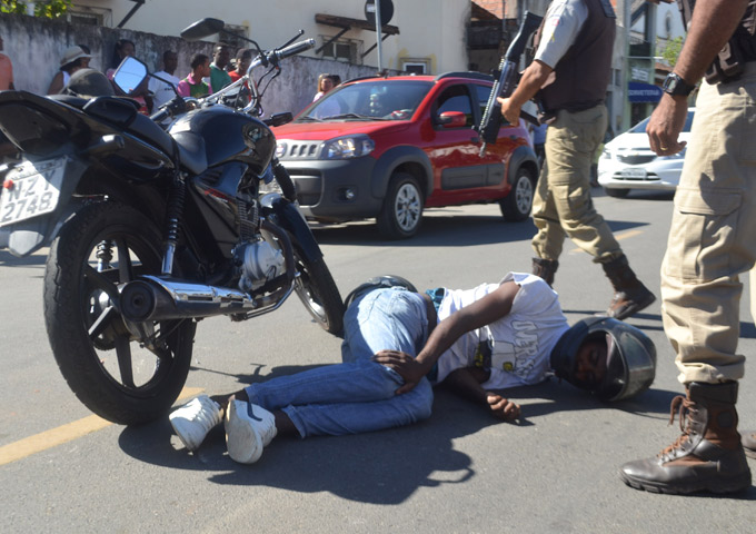 Colisão entre carro e moto deixa uma pessoa ferida