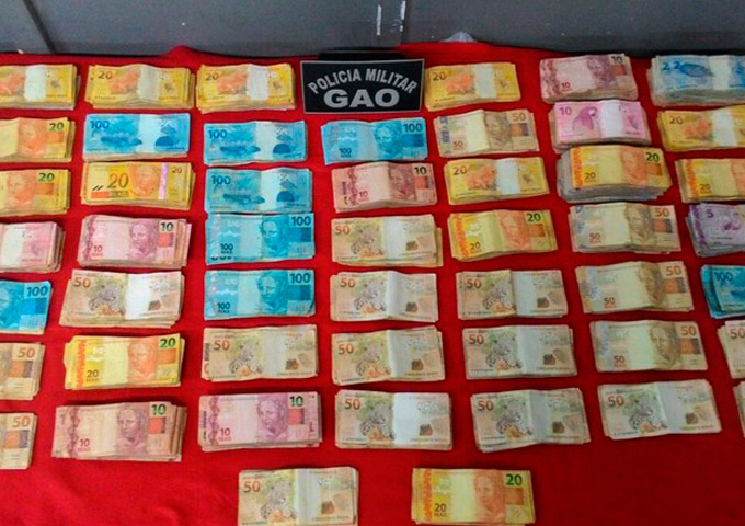 Suspeitos jogam R$ 49 mil pela janela do carro durante fuga
