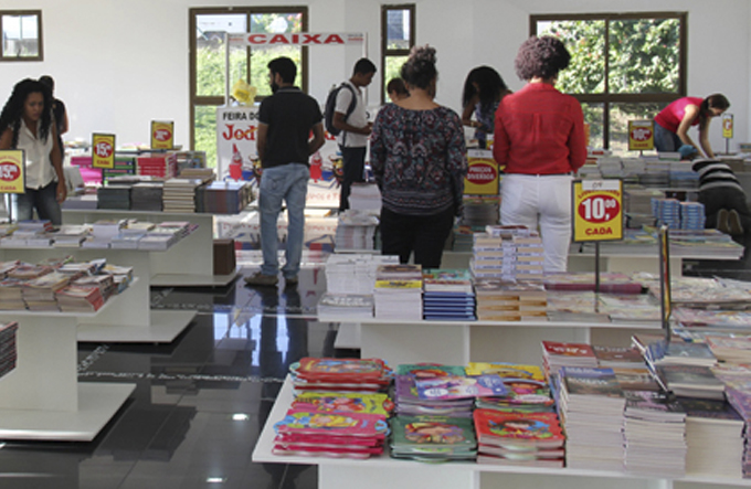Foyer do Teatro Cidade do Saber recebe Feira do Livro