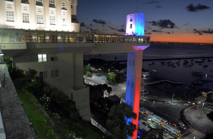 Em homenagem às vítimas em Nice, Elevador Lacerda recebe cores da França