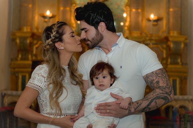 Filho dos ex-BBBs Adriana e Rodrigão é batizado no Rio