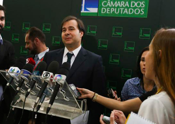 Deputado que faltar às sessões terá salário cortado, diz Maia