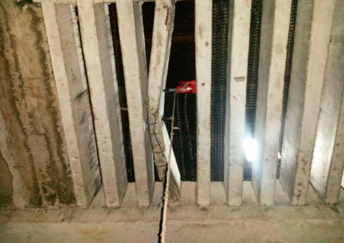 Bandidos usam macaco hidráulico e fogem da delegacia 