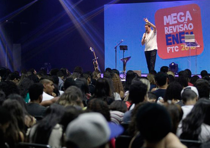 Dois mil estudantes participam de 'Mega Revisão Enem'
