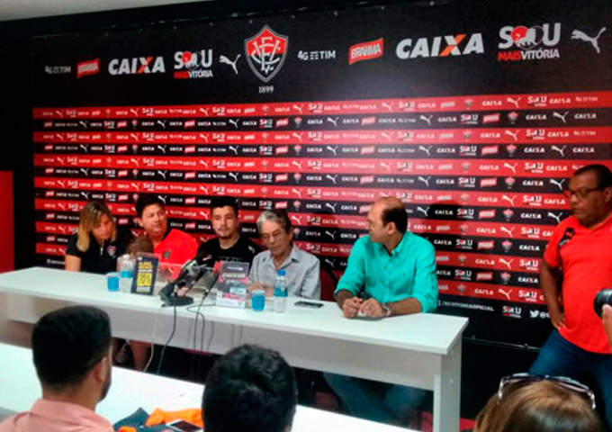 Vitória apresenta o meia colombiano Cárdenas