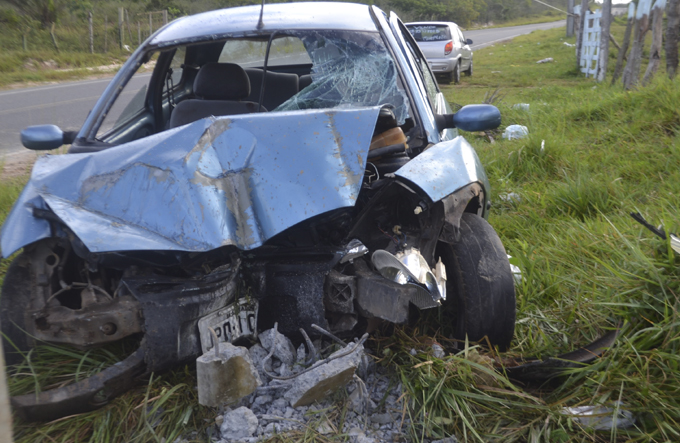 Motorista fica ferido após colidir e derrubar poste 