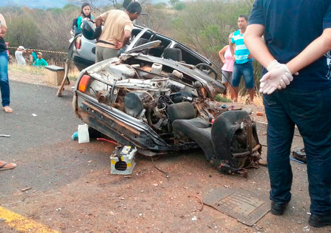 Acidente entre carro e caminhão mata motorista e duas crianças